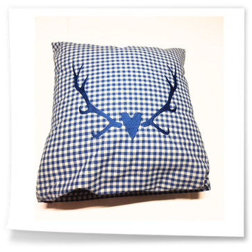 Blauweißkariertes Kissen mit gesticktem Hirsch