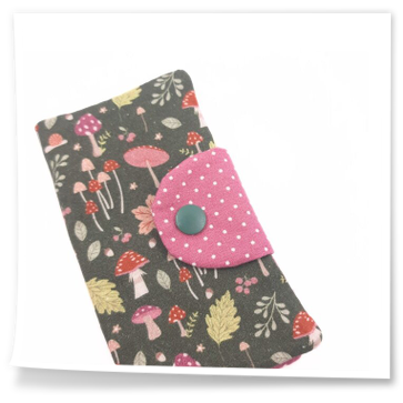 Taschentüchertasche in grün mit Pilzmotiven.