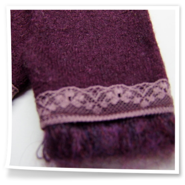 Beerenfarbene Stulpen mit Spitzenborte