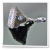 Anhänger aus Perlen in grafischem Stil.