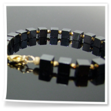 Hämatitarmband mit goldenen Zwischenperlen