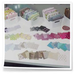 Ein Tisch voller verschiedener Stoffmuster