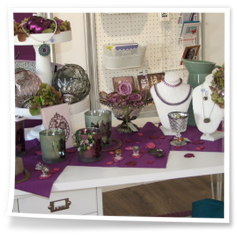 Dekotisch mit Schmuck