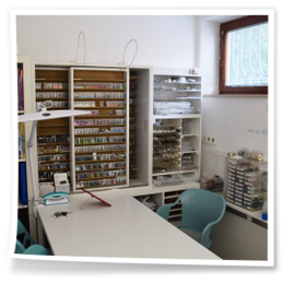 Perlenarbeitsplatz, mit Regalen voller Perlen