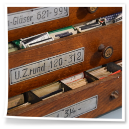 Altese Uhrengläserregal noch gefüllt