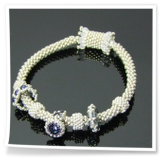 Armband geperlt aus silbernen Rocailles, mit Wechselelementen