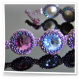 Armband aus lila Rivolis, umperlt mit Rocailles.