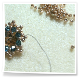 Verschiedene Perlen auf einem Tablet, die noch verarbeitet werden müssen.