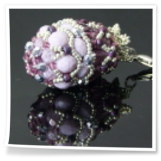 Großer Charm in Tropfenform, in rosa und weiß.