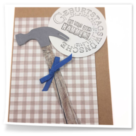 Eine beigefarbene Karte mit Hammer und Geburtstagsgrüßen