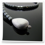 Hmaätitkette mit Silbertropfen als Abschluß.