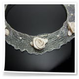 Mesh Kette in der Farbe Perlmutt mit Rosenperlen und Blättern-