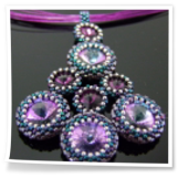 Ein Anhänger in Lilatönen, aus Rivolis und Rocailles.