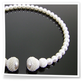 Perlenkette offen mit umperelten großen perlen am Anfang und Ende.