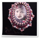 Cabochonring mit Frauenkopf, umperlt mit Rocailles