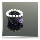 Ring aus Rocailles mit einer Rose.