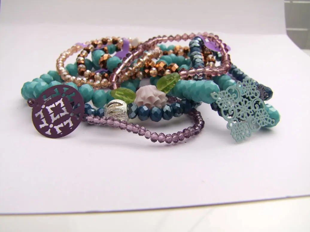 Viele Armbänder, bunt gemixt