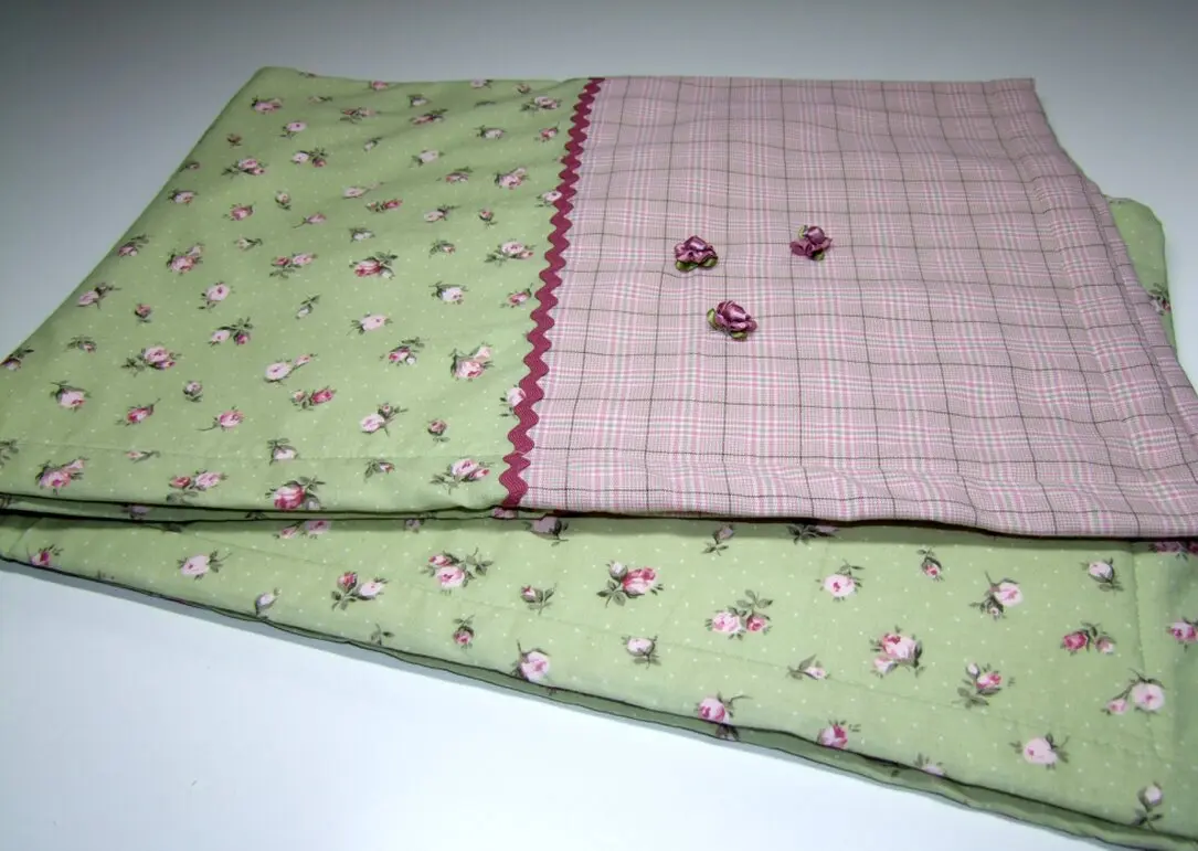 Babydecke mit Rosenmuster in grün rosa.