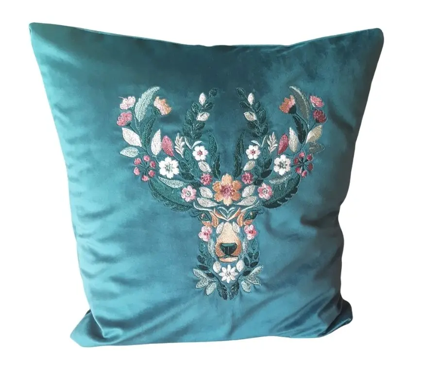 Handgenähtes Kissen bestickt mit einem floralen Hirschkopf