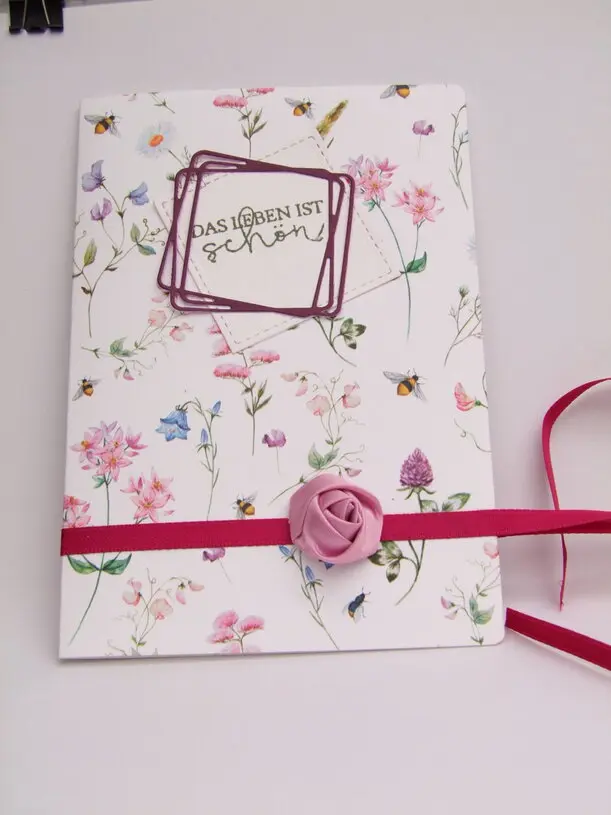 Handgemachte Karten mit Blütenmuster und Band